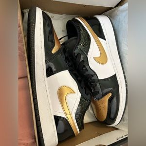 Air Jordan 1 Low 6.5 youth fits women’s 7.5/8